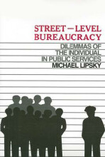 Samenvatting: Street-Level Bureaucracy : Dilemmas Of The Individual In Public Services | 9780871545268 | Michael Lipsky Afbeelding van boekomslag